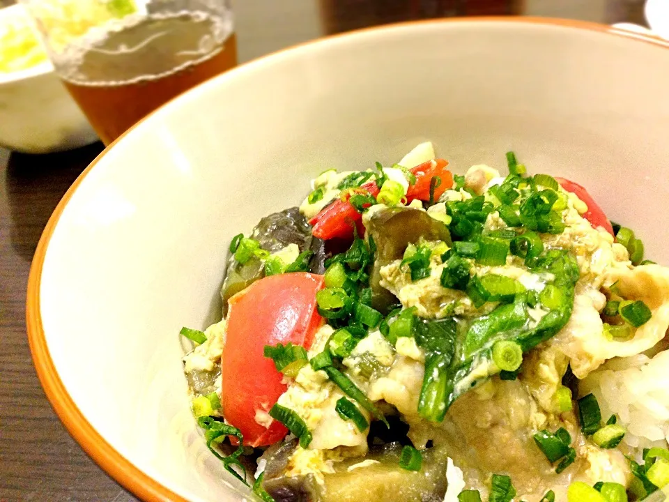 野菜たっぷり！ナスと豚肉のふんわり卵とじ丼・ゆず風味|しゅなさん