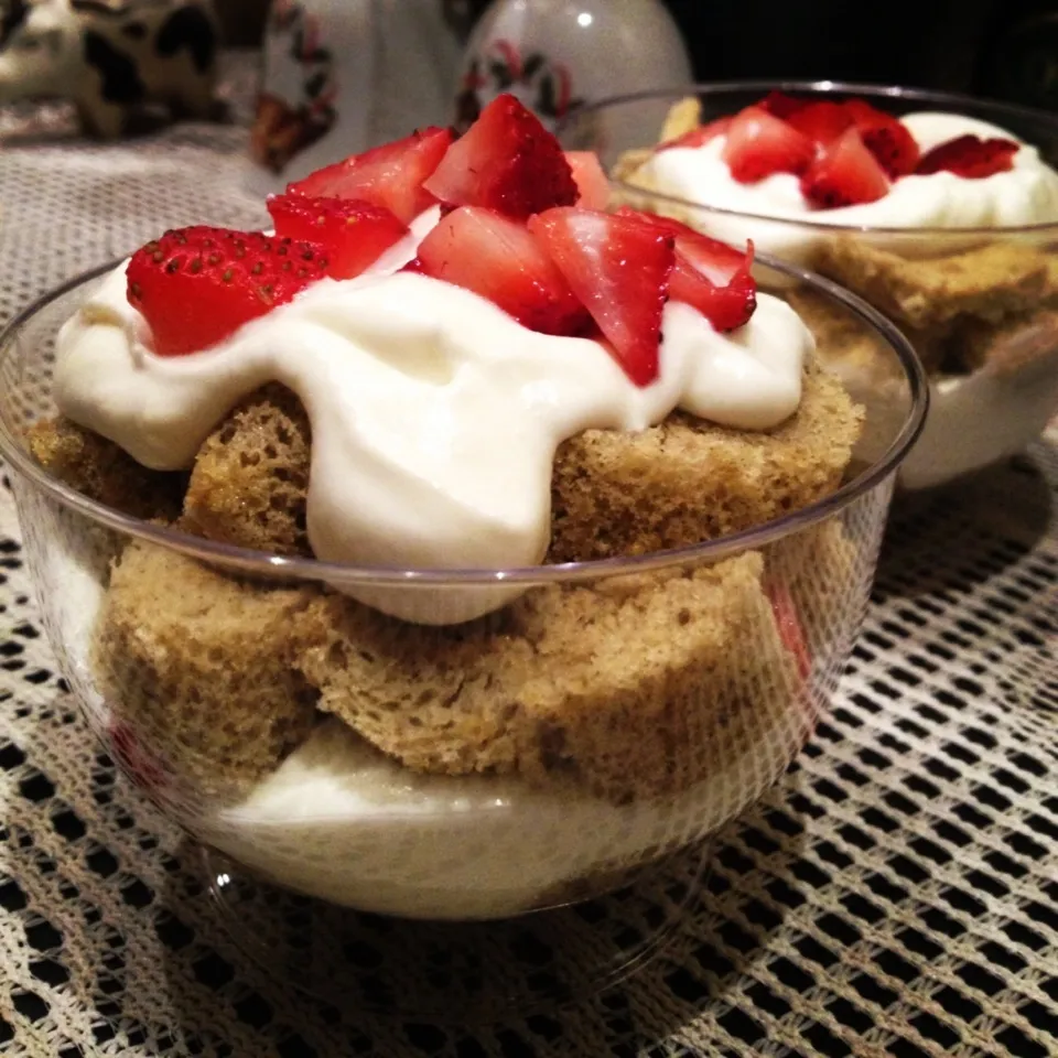 Matcha Strawberry Trifle 🍵🍓|Prae~*さん