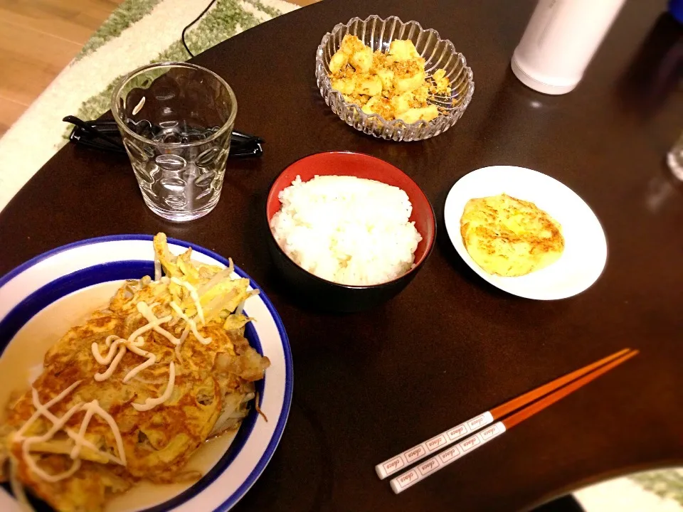 豚ともやしのとん平焼き風オムレツ、フライドポテト、じゃがいも餅|むすかさん