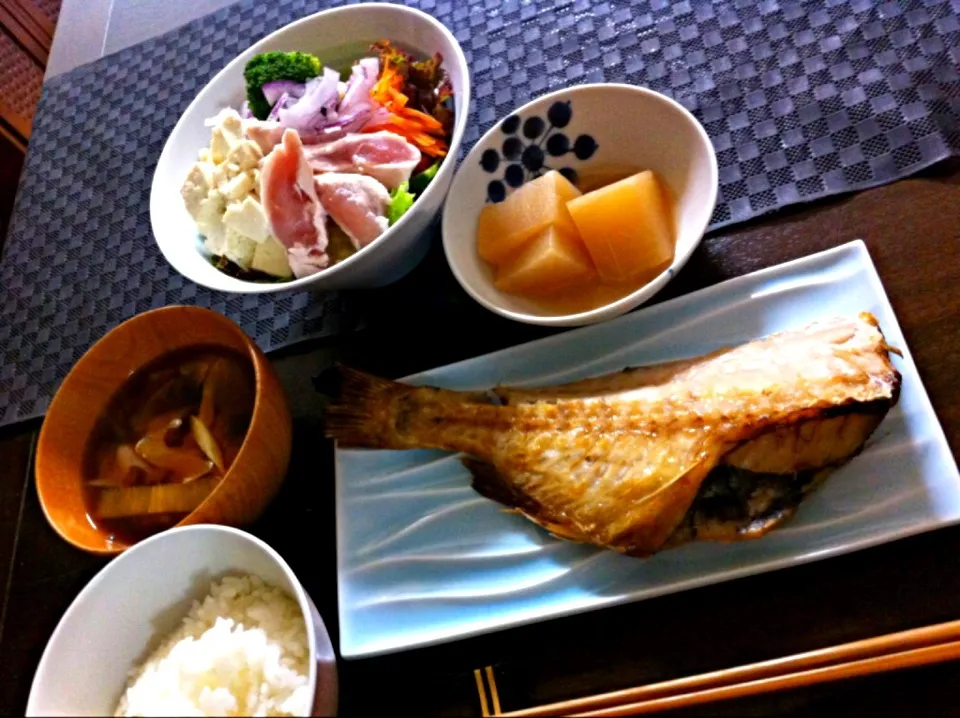 赤魚の焼き魚定食 with ササミと豆腐のごまドレサラダ|こんぶさん