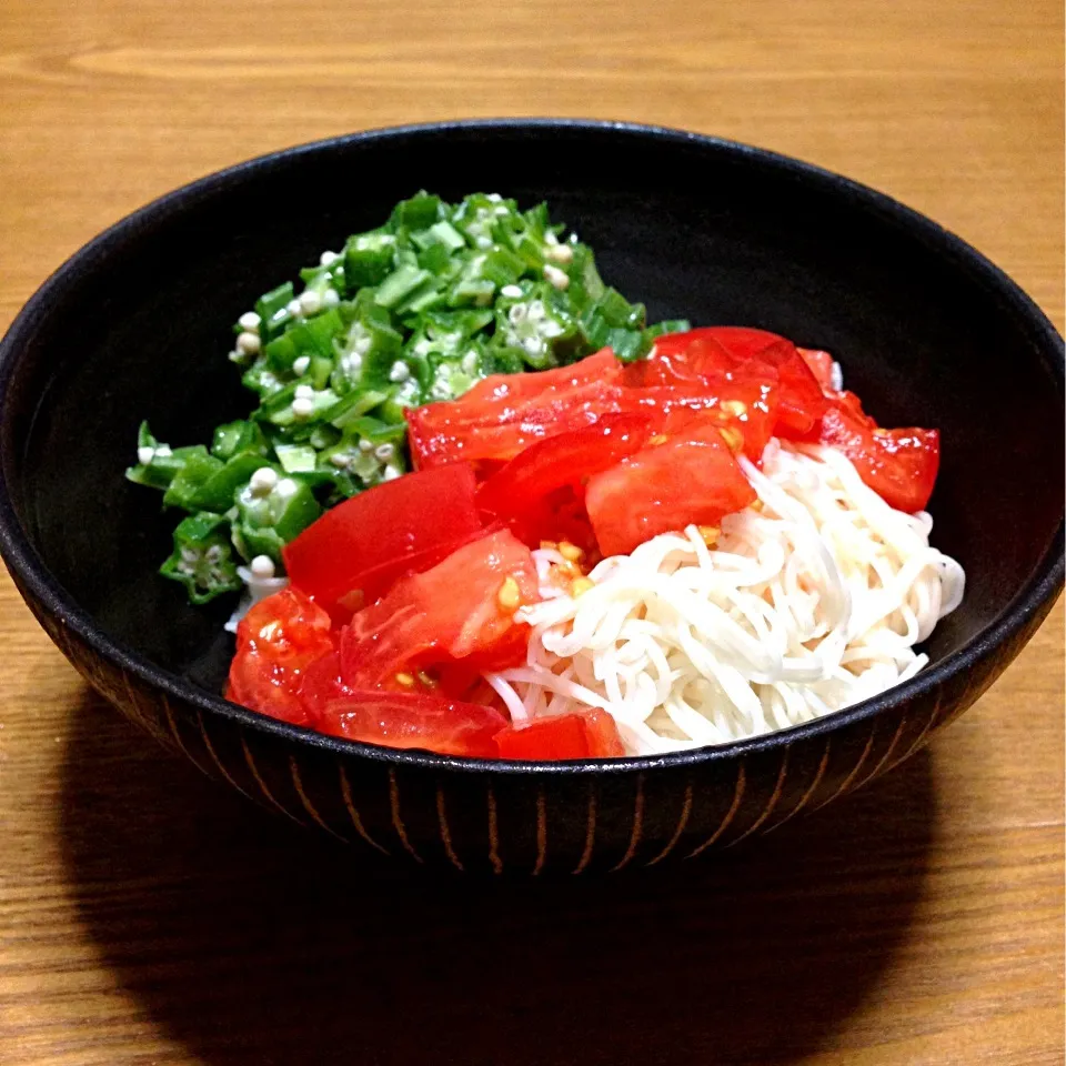 Snapdishの料理写真:【今夜のウチご飯】オクラとトマトのぶっかけ素麺，ほうれん草のおひたし。スパーク気味の頭と身体をさっぱりメニューでクールダウン。。。|takuya KAWANOさん