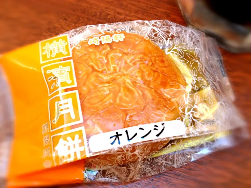 Snapdishの料理写真:崎陽軒の月餅オレンジ🍊|ジュンコ バイヤーさん