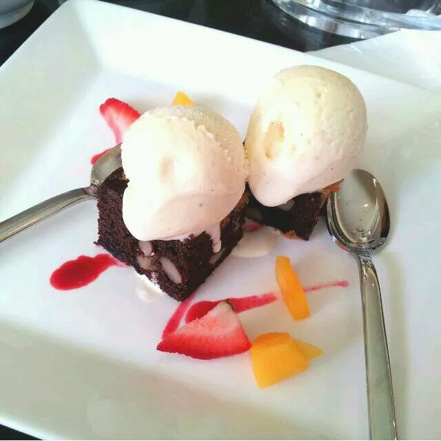 Snapdishの料理写真:Brownie cake with ice cream|Nicoleさん