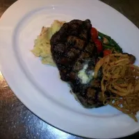 med rare ribeye slillet veggies with roasted garlic mash potatoes|aaron pattersonさん