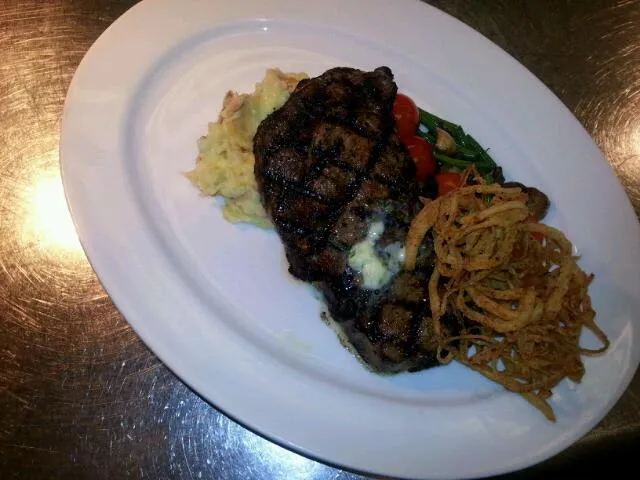 med rare ribeye slillet veggies with roasted garlic mash potatoes|aaron pattersonさん