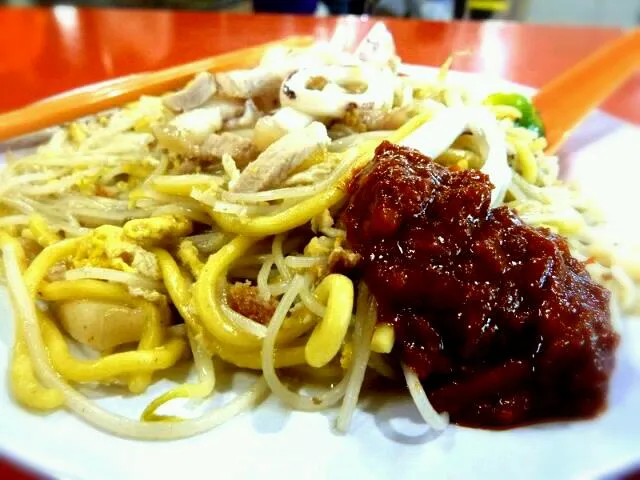 fried hokkien noodle w/sambal chilli|(*¯︶¯*)さん