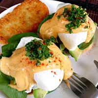 Eggs florentine with avocado and toasted cheddar English muffin...|M Henry Ahearnさん