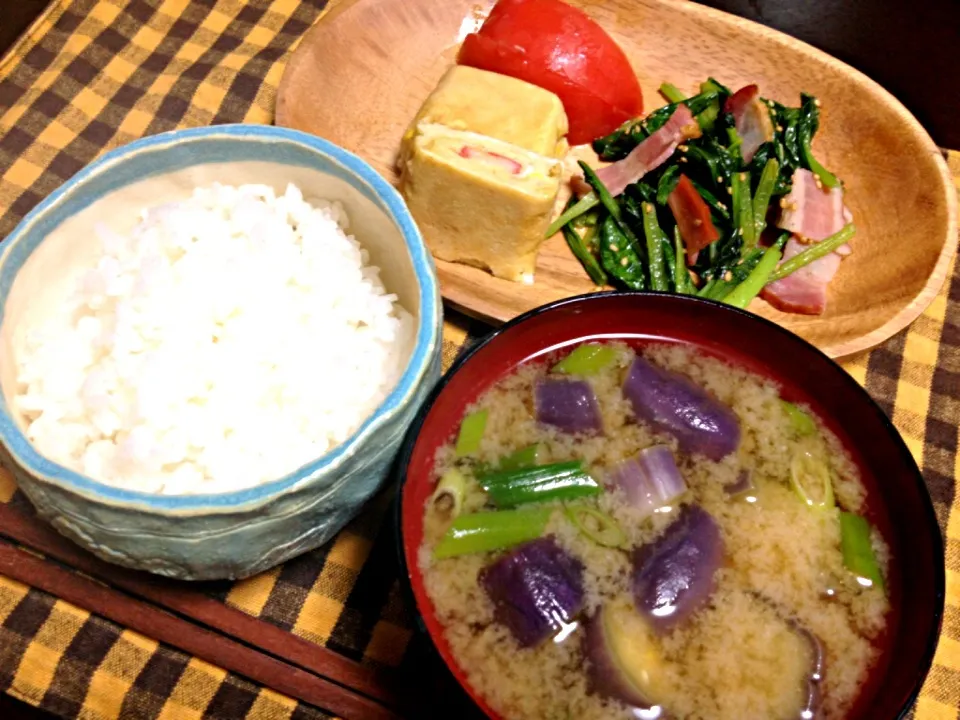 朝ごはん。茄子の味噌汁.カニカマだし巻き.小松菜ベーコン炒め|恭子さん