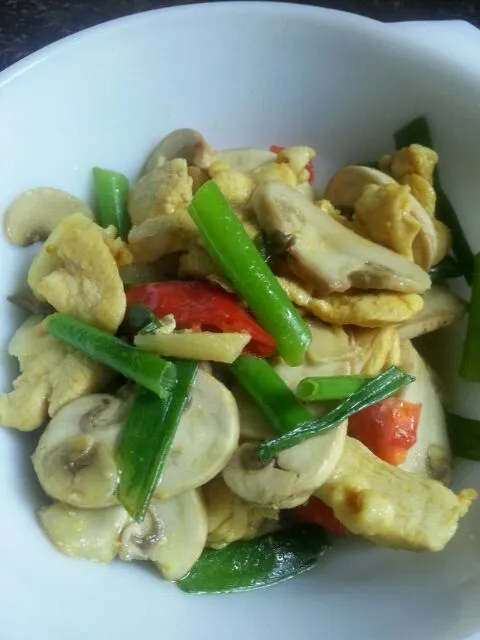 Snapdishの料理写真:Turmeric Chicken Mushroom Stir Fry|Mrs BNazさん