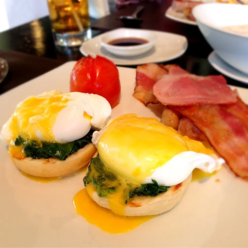 Eggs Florentine 🐣😋|Pat Zaaさん