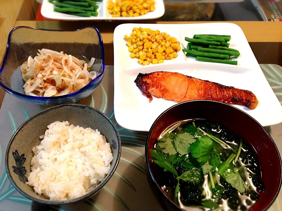 Snapdishの料理写真:和食  鮭の粕漬け＆新玉ねぎのサラダ＆アオサとミツバのお味噌汁、雑穀米|Tomokoさん