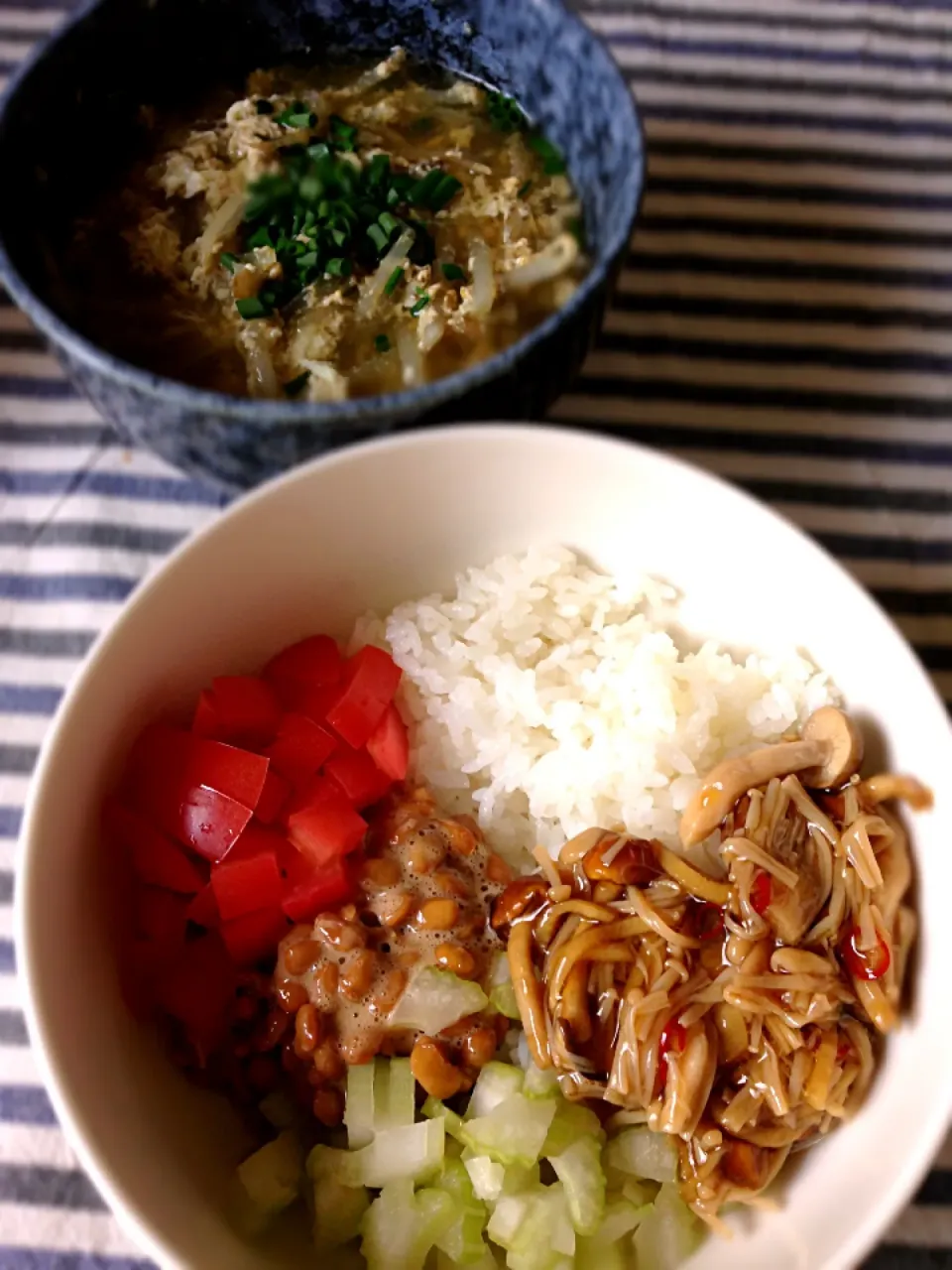 Snapdishの料理写真:なめトマ納豆丼、野菜かき玉スープ|カザラさん