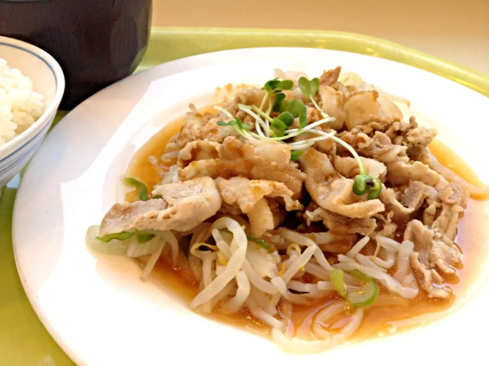 今日の社食は豚肉のレモン風味。440円。|ルーア・ブランカさん