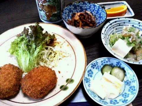 メンチカツ、たこの煮物、豆腐、漬け物、味噌汁（写真には写ってないけと）|ほたるさん