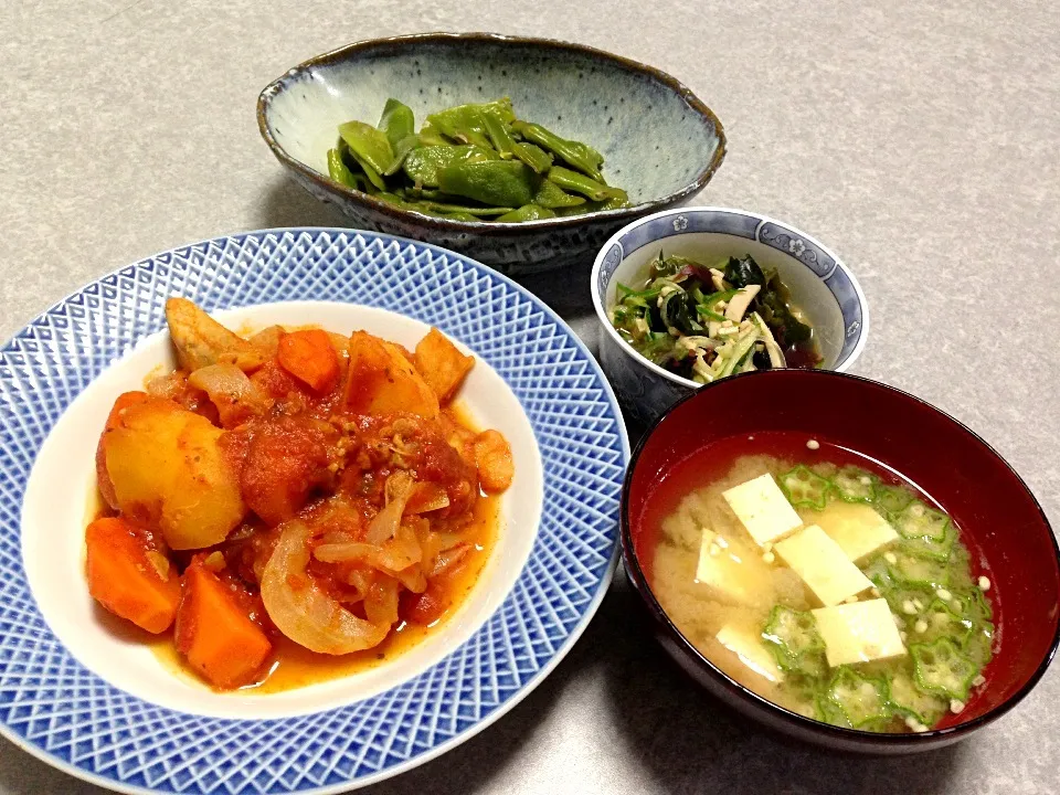 鶏じゃがトマト煮込み。モロッコ豆の煮物。キュウリ・ハム・海藻の酢の物。オクラと豆腐の味噌汁。|Orie Uekiさん