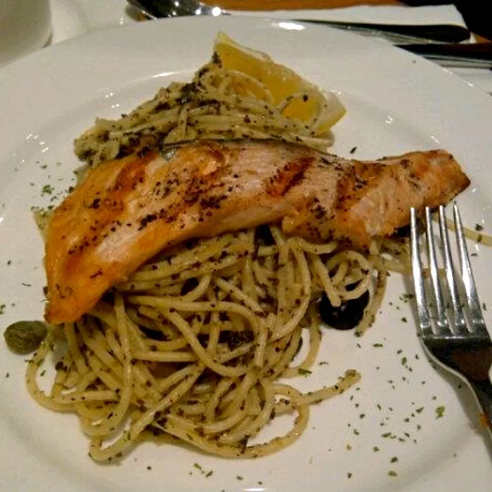 Snapdishの料理写真:olive salmon spaghetti|fiofieさん