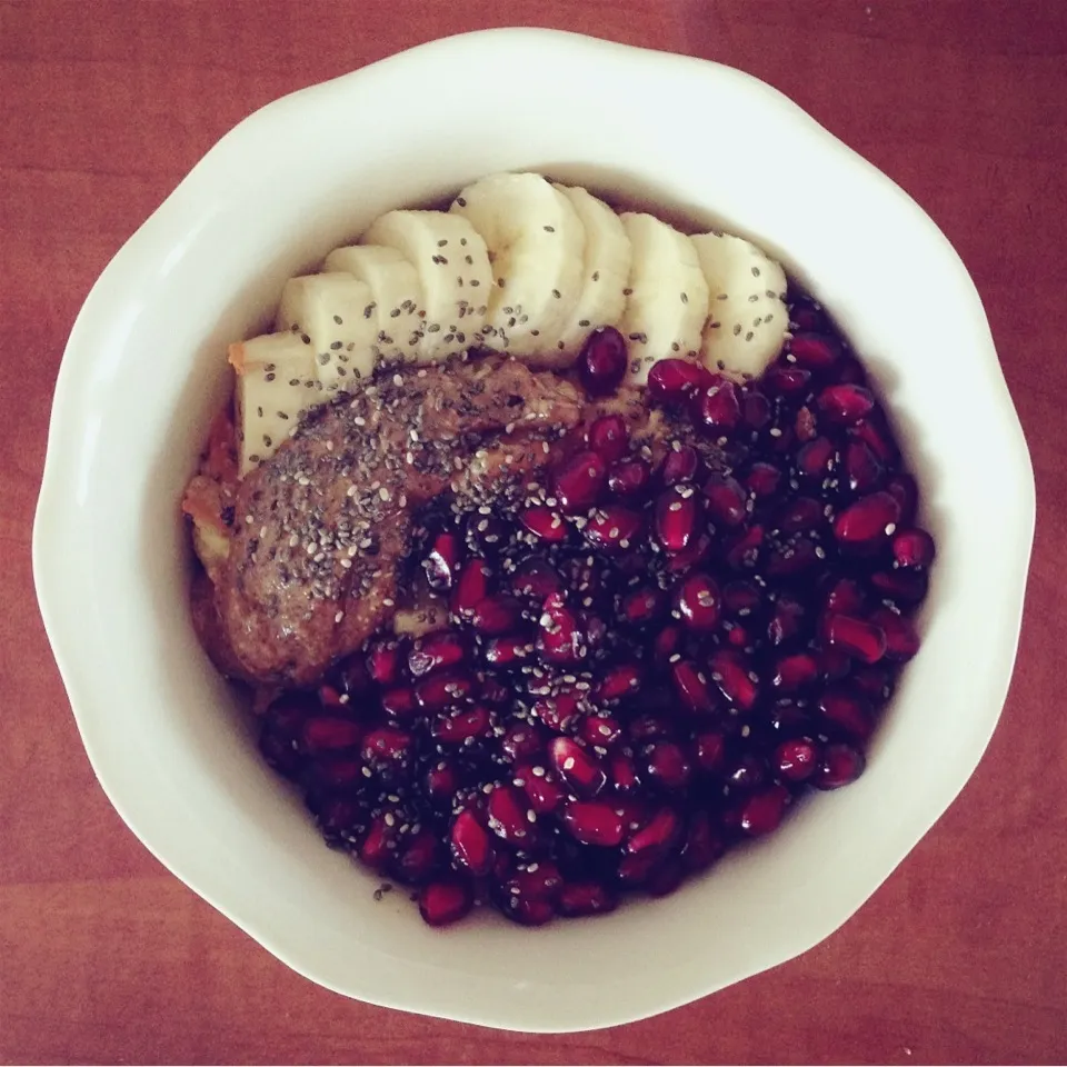 Carrot cake oatmeal with sliced banana, pomegranate seeds, almond butter and chia seeds|Rianneさん