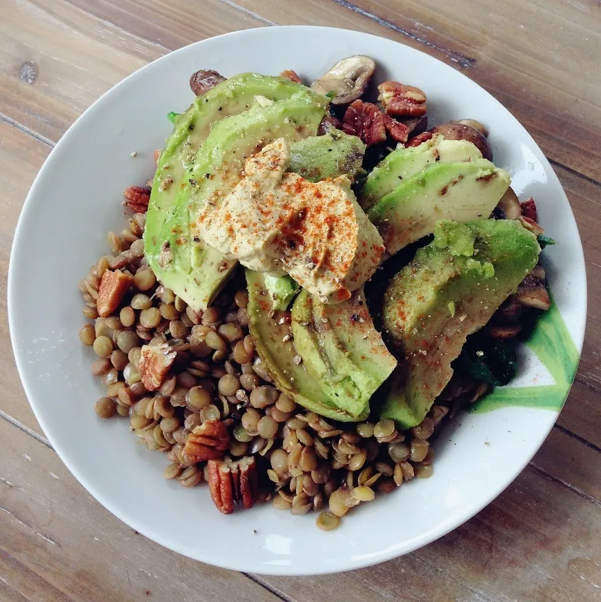 Lentils, spinach and mushrooms, sliced avocado, walnuts and hummus|Rianneさん