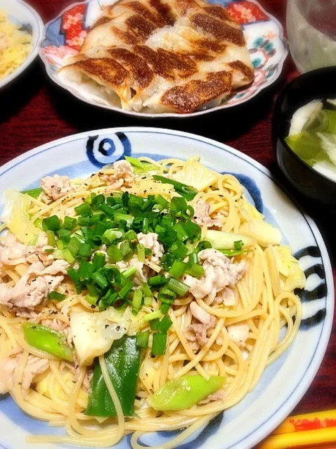 豚肉とキャベツの中華パスタ＆エリンギとレタスの中華スープ|ともえさん