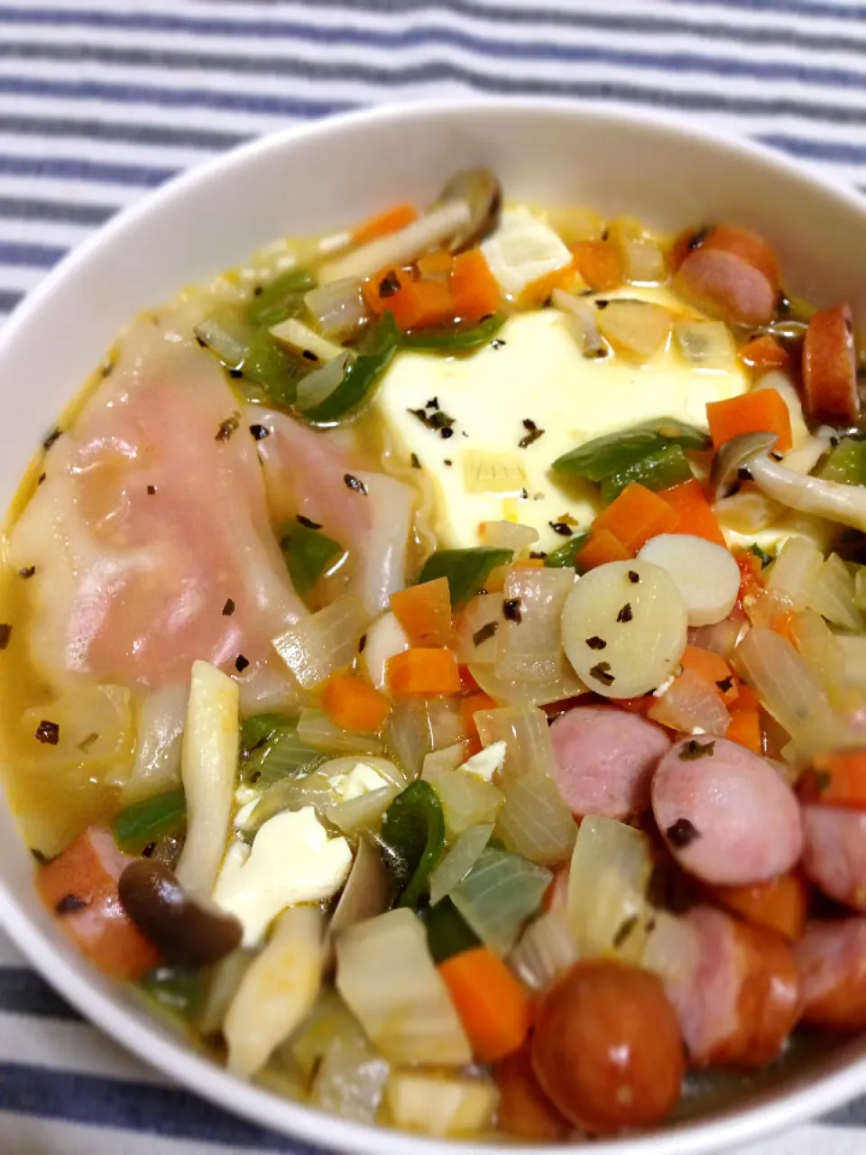 バジル風味スープ、お豆腐とトマト餃子入り|カザラさん