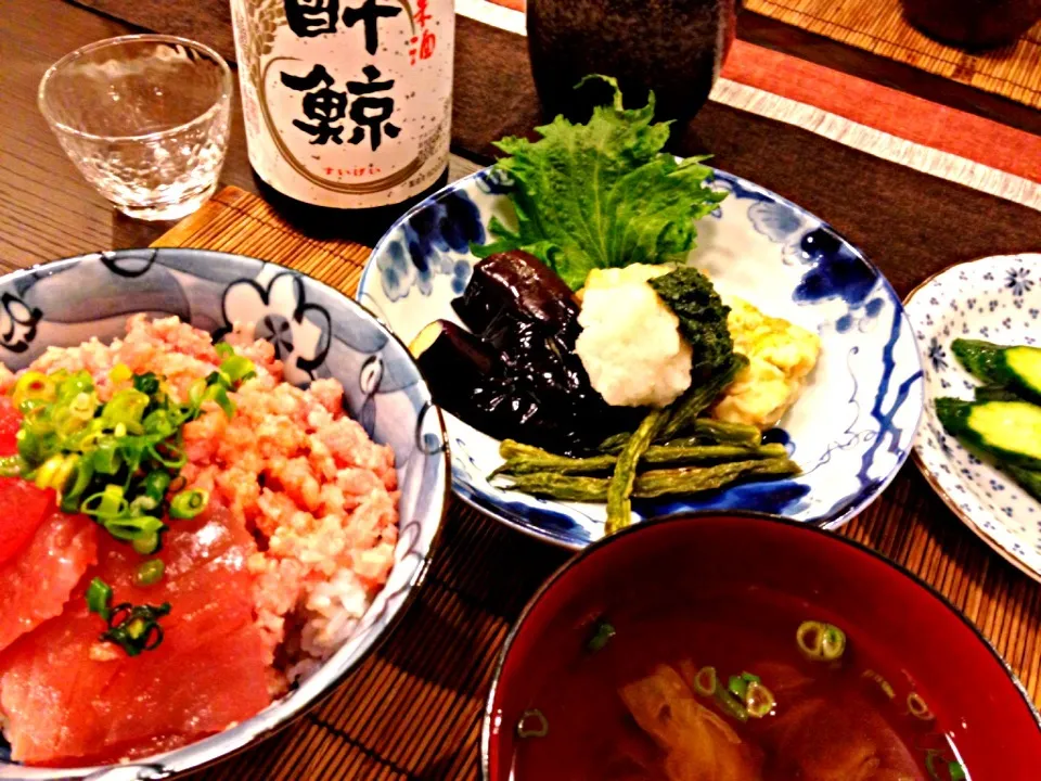 さかぽんさんの青じそ万能たれで揚げ出し各種、ネギトロ＆オチトロ丼、白菜と椎茸のお吸い物、きゅうりのぬか漬け|masakoさん