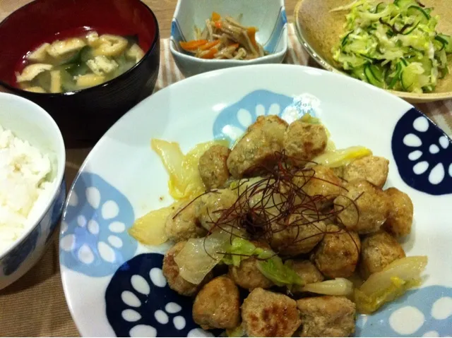 刻み牛蒡入り豚団子と白菜の中華あん炒め・えのき入りキンビラごぼう・塩もみキャベツとキュウリ青じそ和え・油揚げわかめ味噌汁|まーままさん