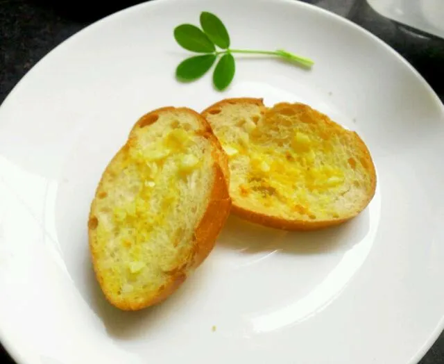 toast with garlic butter|Jo Nguyenさん