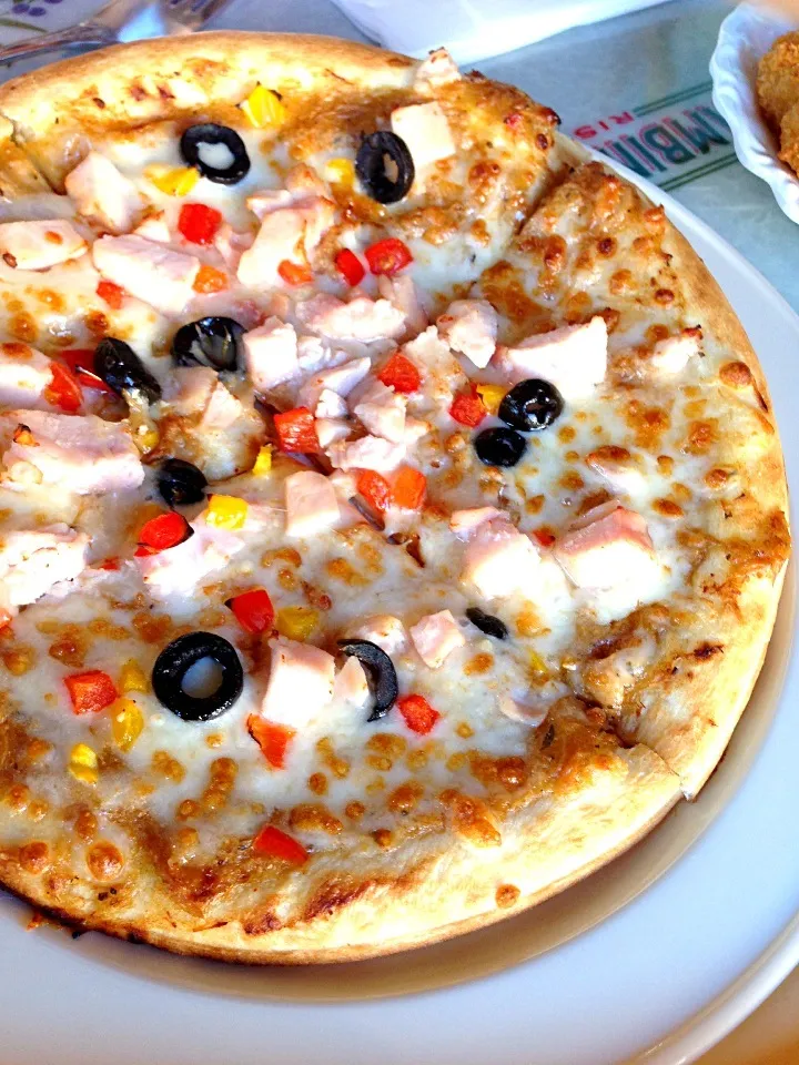 Chicken ham and olives pizza|PhUnGさん