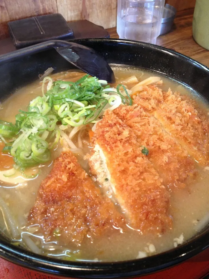 スタミナとんかつ入り味噌ラーメン|yujiさん