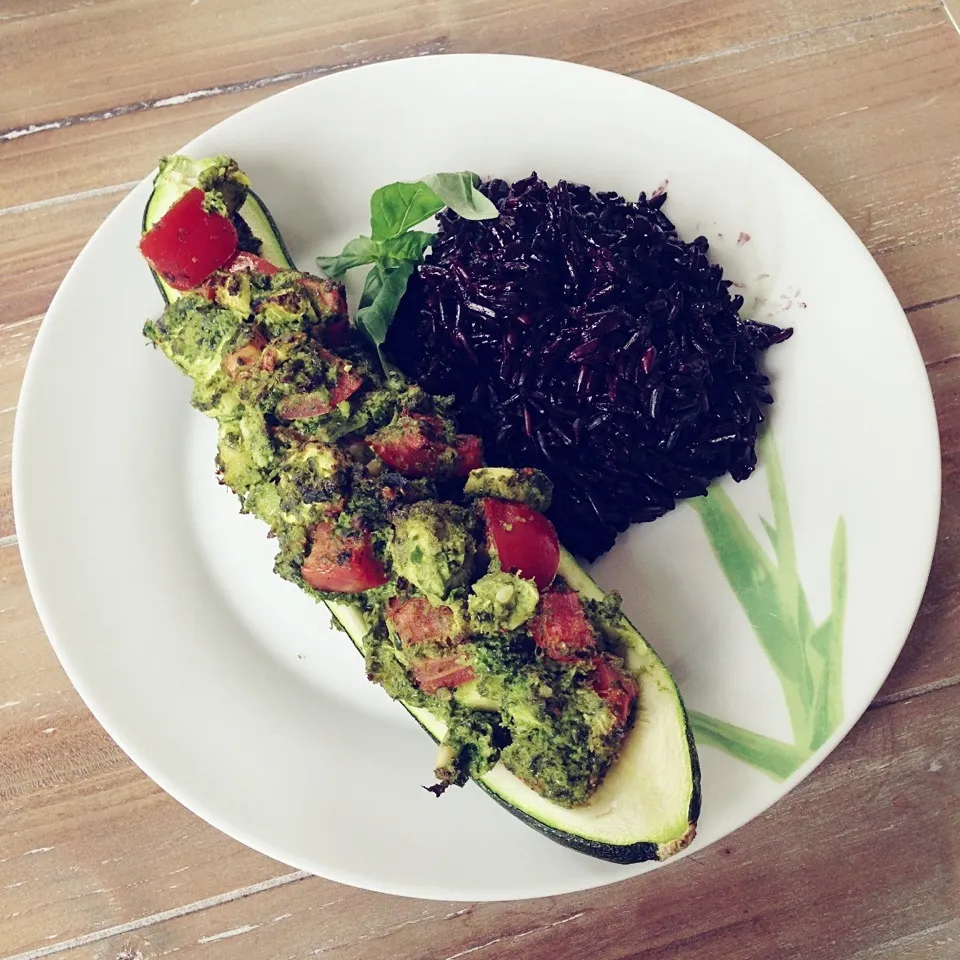 Zucchini boat filled with kale pesto and tomato, black rice on the side|Rianneさん