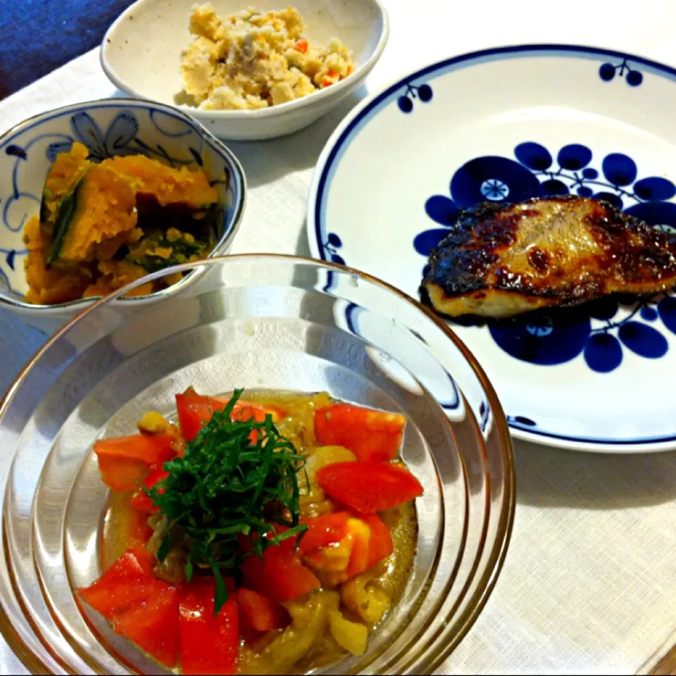 カレイの西京漬、焼きなすとトマトのサラダ、かぼちゃの煮物、うの花、|きりママさん