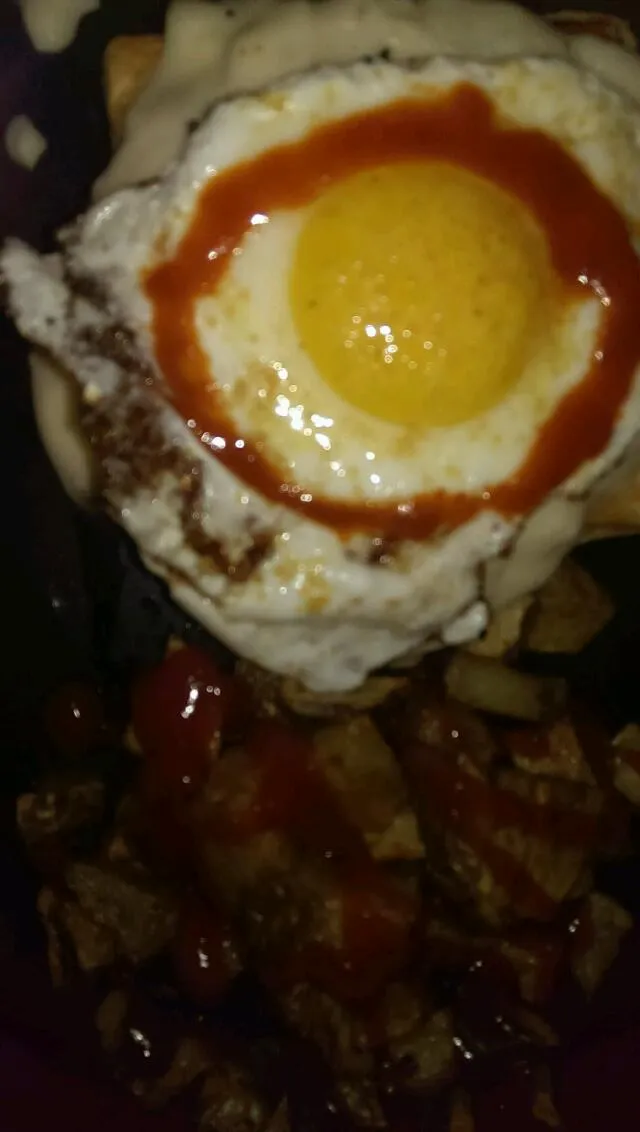 egg up w gravy on Belgium waffle and home fries. splash of siracha.|Lanceさん