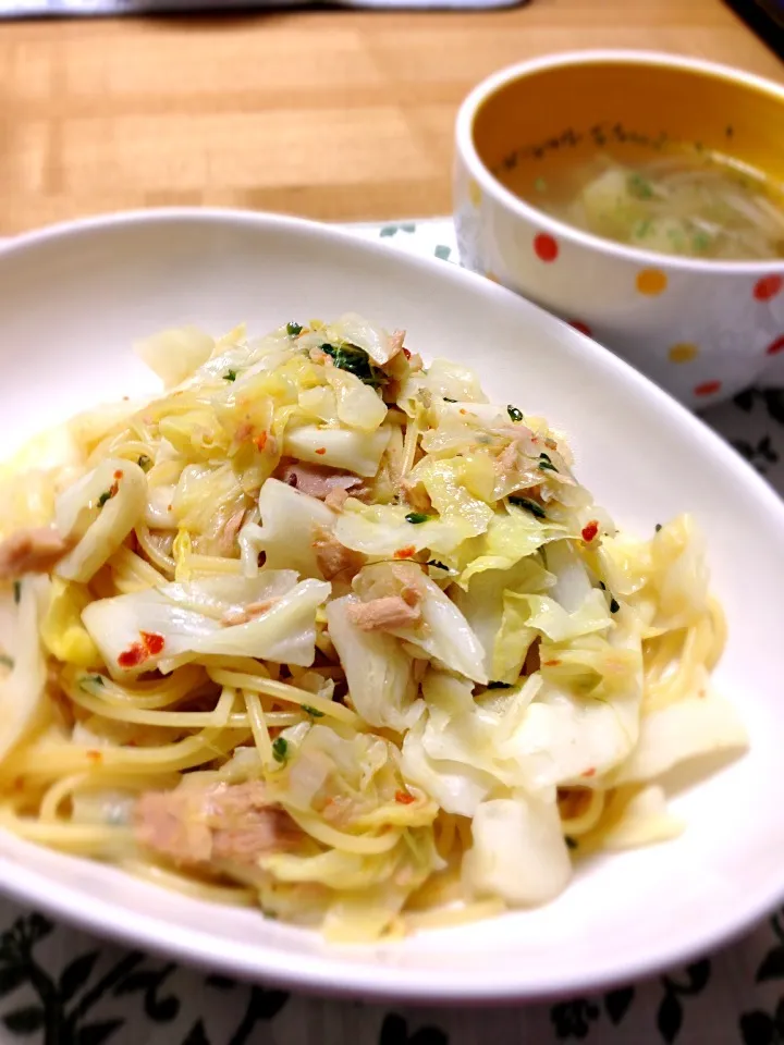 ツナとキャベツのスパゲティ🍝 と ポテトとオクラのスープ|こいちさん