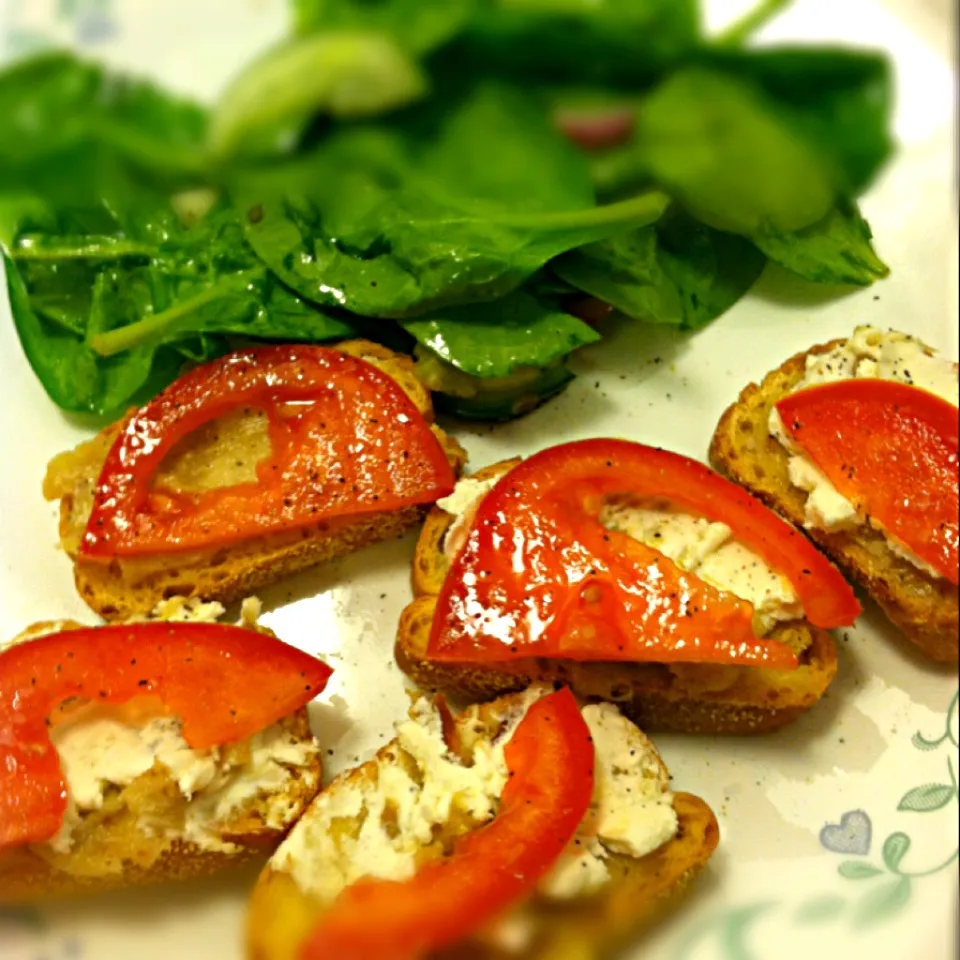 Crostini with roasted garlic, goat cheese and tomato with a spinach salad|Martha P.さん