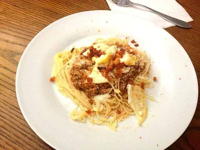 Spaghetti with meat sauce, bacon and eggs.|Telma Larmanさん