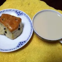 Snapdishの料理写真:Chocolate scone & milk tea|Nicoleさん