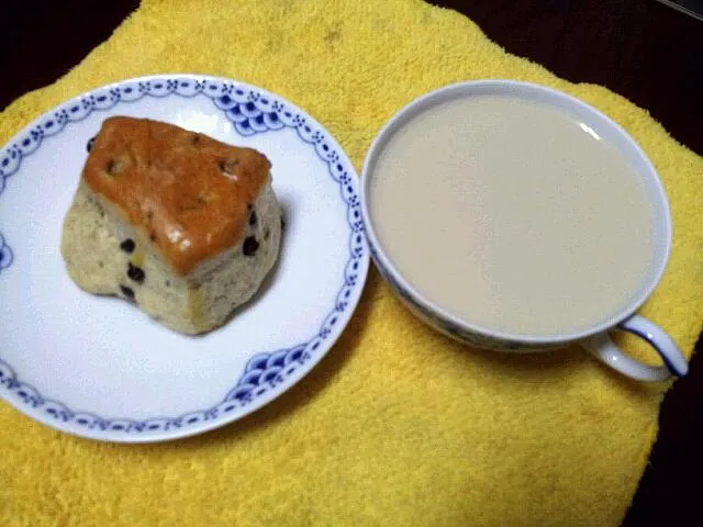 Snapdishの料理写真:Chocolate scone & milk tea|Nicoleさん