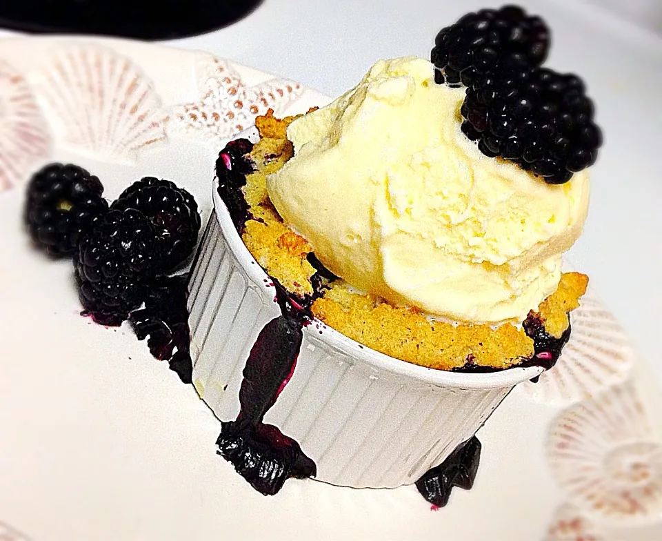 Blackberry/blueberry Cobbler (sugar free)|Ashley Benzieさん