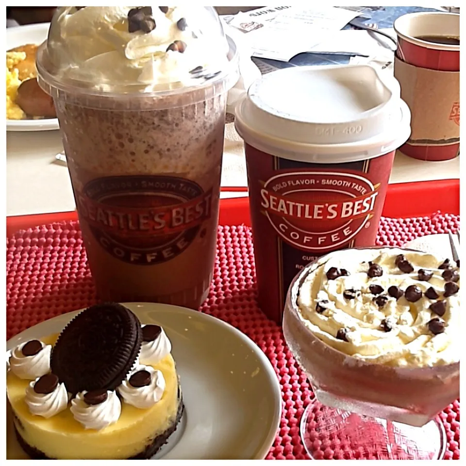 Snapdishの料理写真:Double Chocolate Mint Javakula, Oreo Cheese Cake, Chocolate Mousse!|iamfem05さん