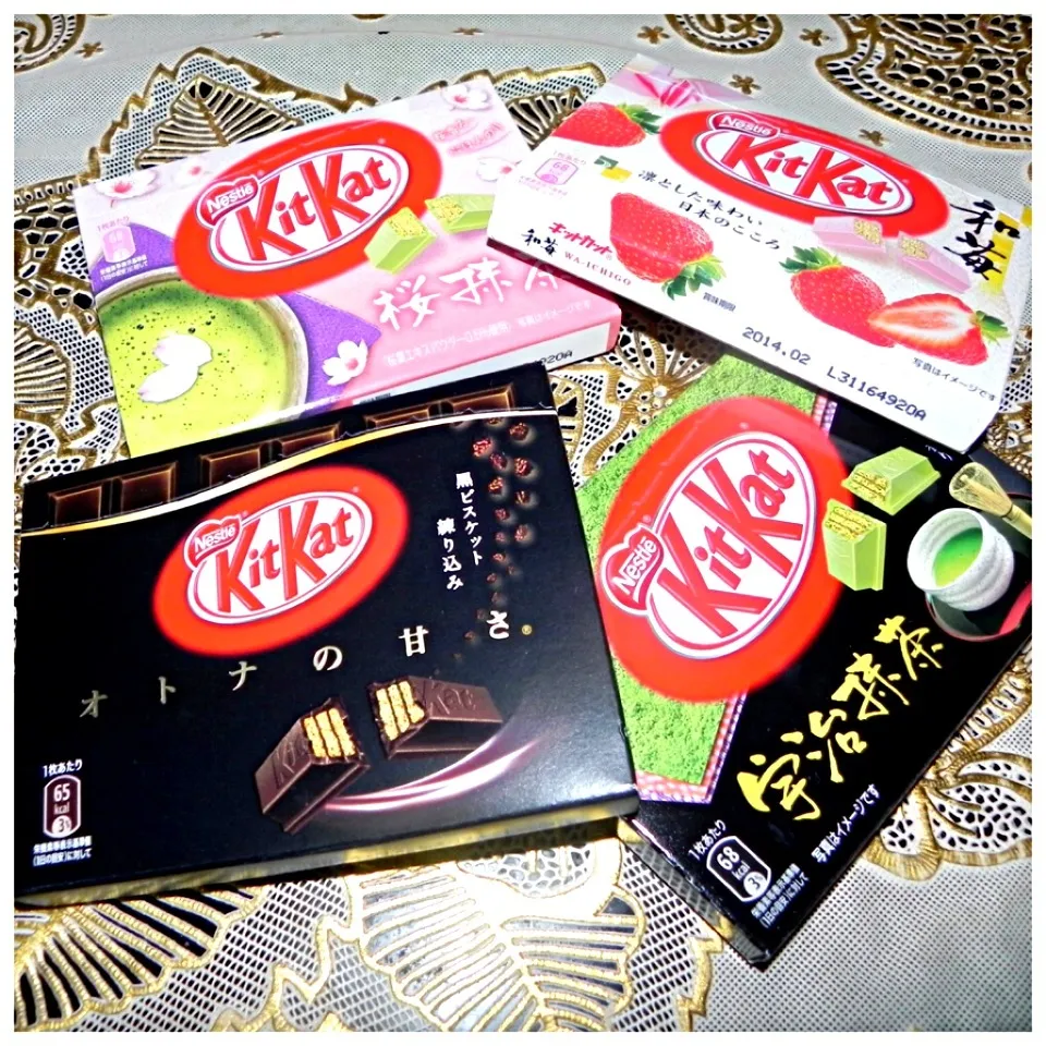 Greentea kitkat, Sakura Greentea kitkat, Strawberry Kitkat , Dark Chocolate kitkat!|iamfem05さん