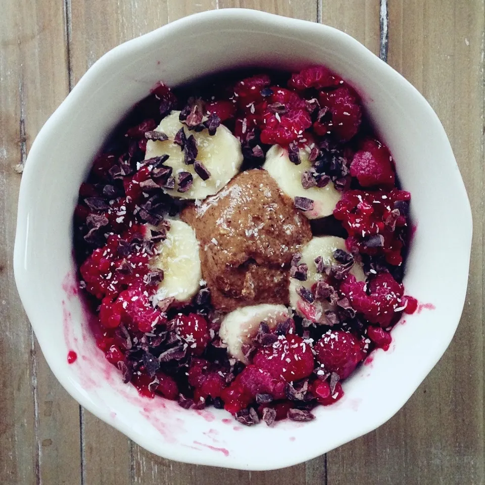 Flax oatmeal with banana, raspberries, cacao nibs and almond butter|Rianneさん