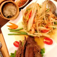 Mango salad with beef|evi yapiraさん