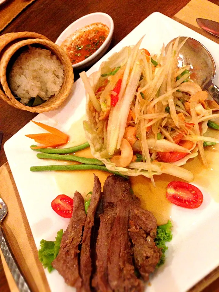 Mango salad with beef|evi yapiraさん