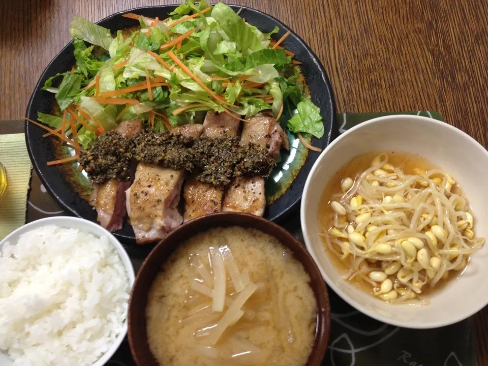 鶏肉のソテーバジルソース、豆モヤシ、大根の味噌汁|yuyangさん