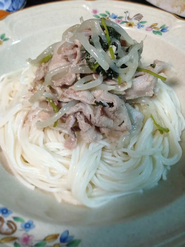 Snapdishの料理写真:もやしと三つ葉の蒸ししゃぶ素麺|武田嫁さん