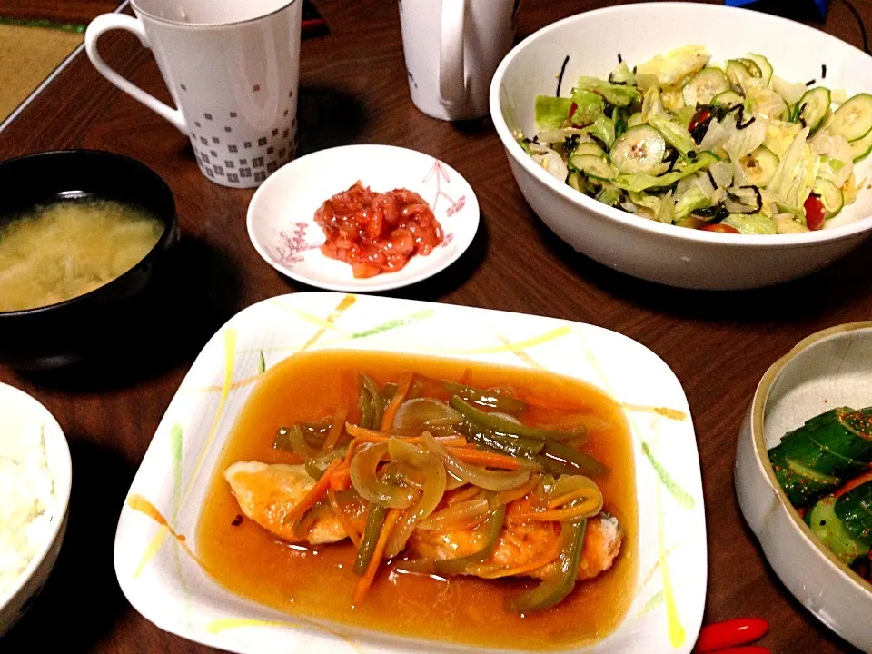 Snapdishの料理写真:今日の晩ご飯🍚鮭の野菜甘酢餡掛け🍚チョレギサラダ🍚タコ明太🍚胡瓜の糠漬け|つついなつさん