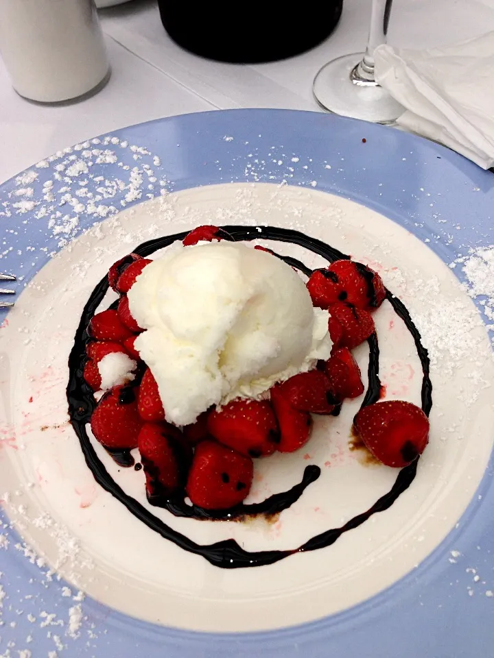 Strawberries with Lemon Ice Cream and Balsamico|Yvonne Lopezさん