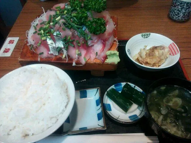 Snapdishの料理写真:とりいづか＠関サバの刺身定食黒鯛付き|mandrykaさん