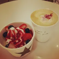 Snapdishの料理写真:Rose latte & berries yourt|Nicoleさん