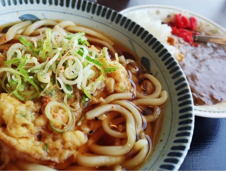 コシの無いうどんと、レトルトっぽいカレー。あんまり美味しくないけど、何故かいつも食べちゃう。|Ken Kitamuraさん